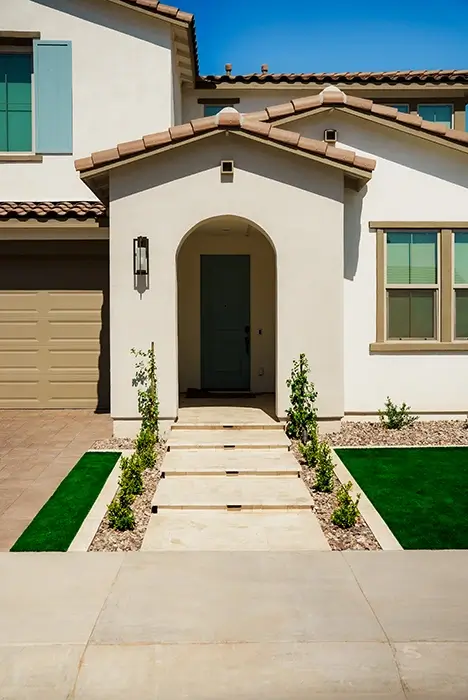 Verde Valley Turf PV-123 paired with Crema 3pc Travertine