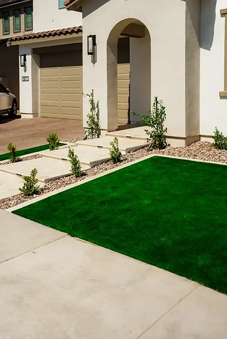 Verde Valley Turf PV-123 paired with Crema 3pc Travertine